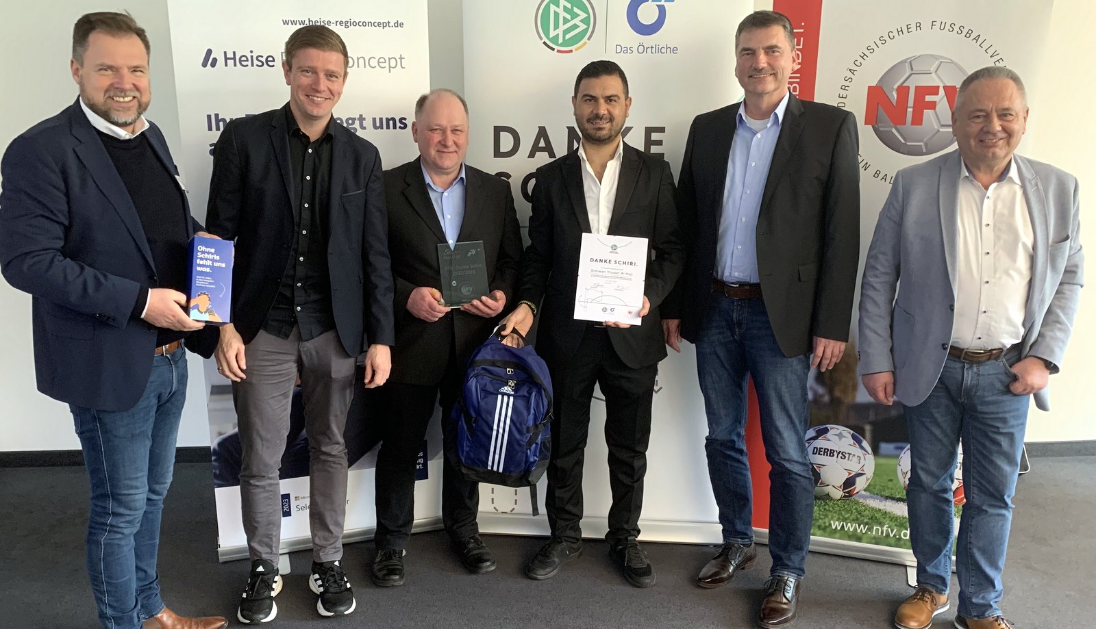 Auf dem Foto von links nach rechts: Heiko Zander vom Heise Verlag, FIFA-Schiedsrichter Robert Schröder, BSO Jürgen Bockelmann, Schiwan Yousef Al Haji, KSO Volker Leddin, VSO Bernd Domurat