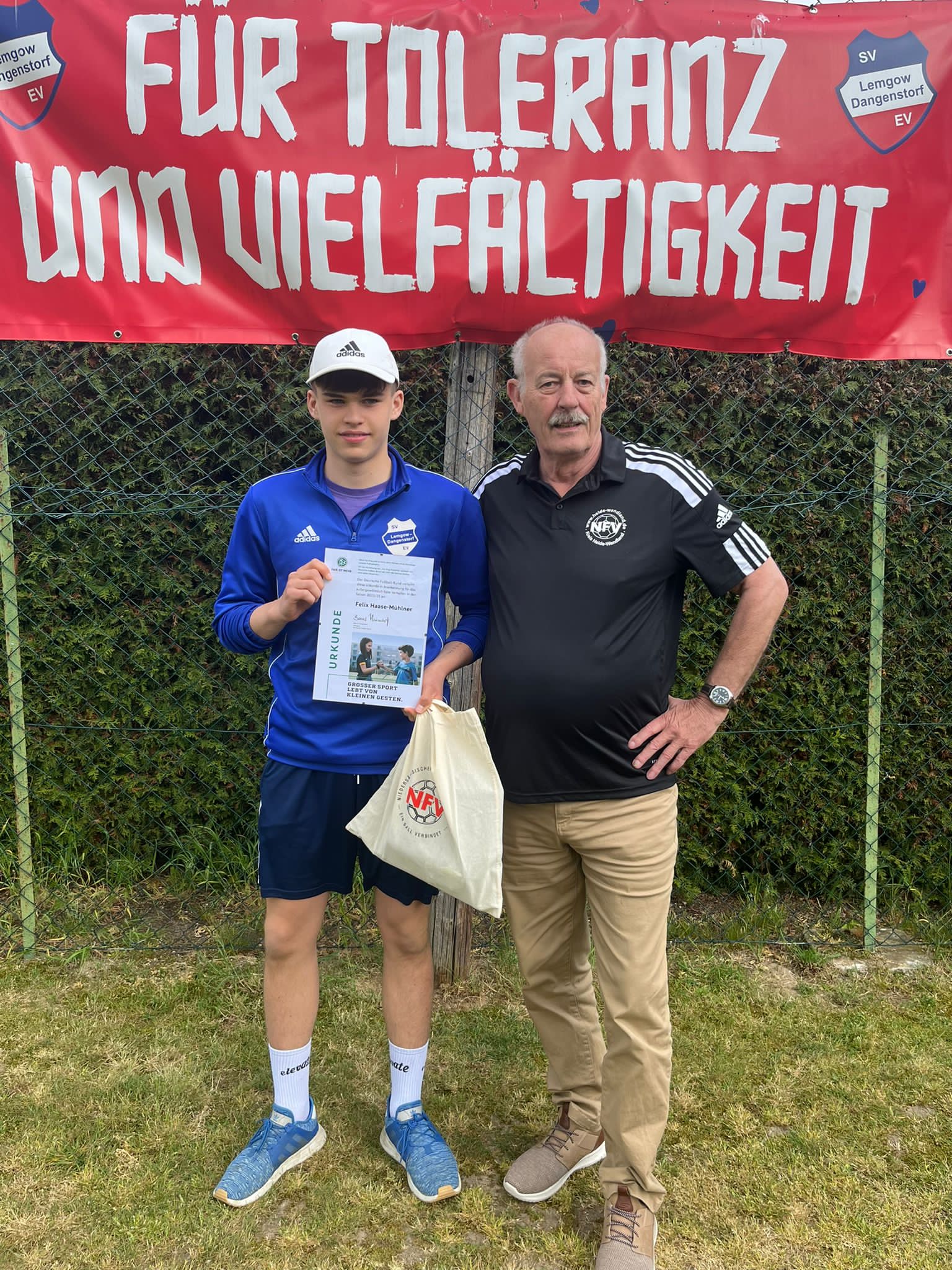Felix Haase-Mühlner erhielt den Fair Play Preis. Daneben, Gisbert Stevens (Kreisehrenamtsbeauftragter)