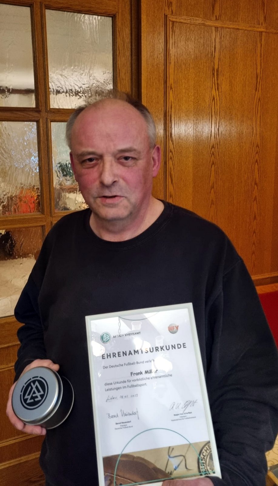 Frank Müller mit der DFB-Uhr und der -Ehrenamtsurkunde