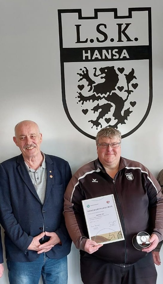 Gisbert Stevens (l.) übberreicht Preis an Michael Lührs