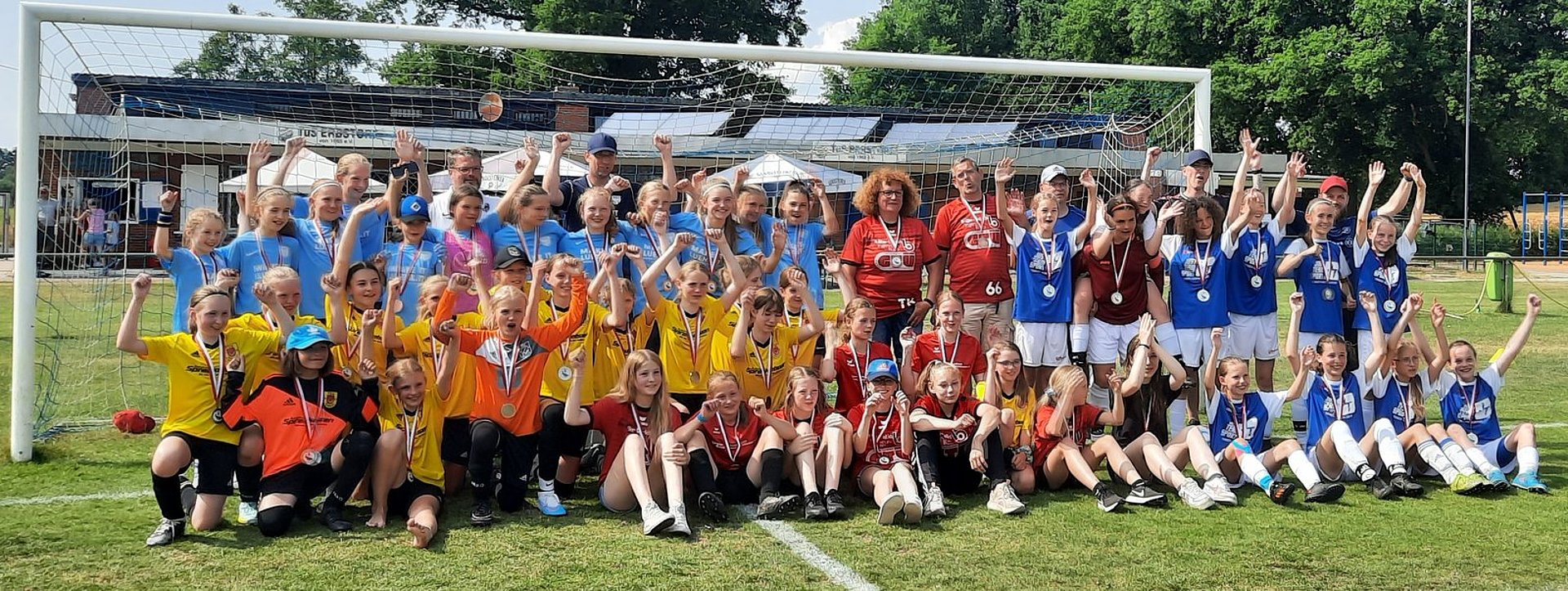 Abschlussbild der vier D-Mädchen Finalteams bei den Bezirksmeisterschaften in Erbstorf