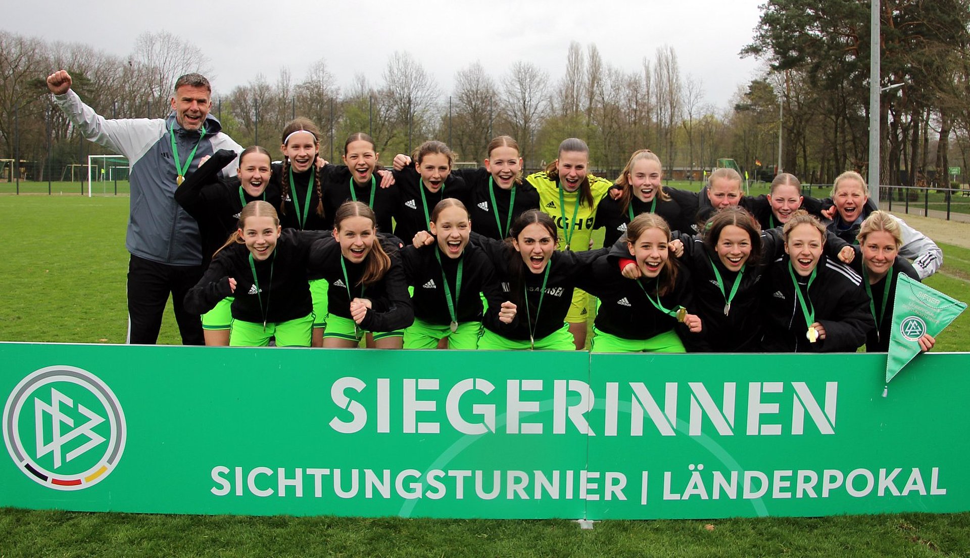 Das Mannschaftsfoto zeigt das erfolgreiche niedersächsische Team, hinten von links: Verbandssportlehrer Thomas Pfannkuch, Lucy Minne, Clara Oppermann, Johanna Waschki, Lotta Wrede, Sanne Albring, Lene Blömer, Hannah Wyßuwa, Lilly Bartke, Janne Buck, Trainerin Kerstin Jäger. Vorne von links: Leonie Siewert, Femke Silies, Sophia Lorenz, Sema Mikayilli, Kaya Schmetgens, Neele Wunsch, Rebecca Otto, Physio Sophie Lohmann.