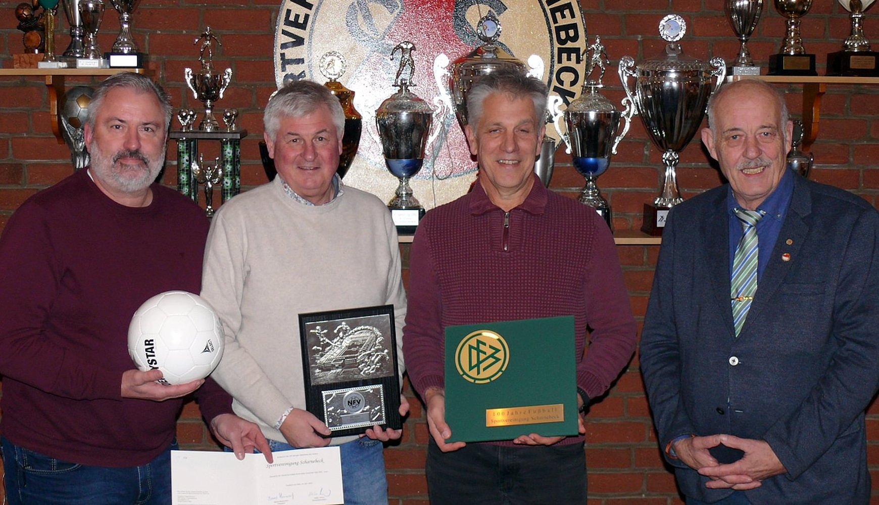 V. l.: Karsten Dikhof (2. Vorsitzende der Fußballabteilung), Burkhard Holst (Vorsitzender Fußball), Dietmer Pumm (1. Vorsitzender der Sportvereinigung Scharnebeck), Gisbert Stevens (Ehrenamtsbeauftragter)